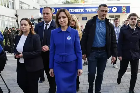 Ținuta purtată de Maia Sandu în ziua alegerilor parlamentare din Republica Moldova. Semnificația culorii alese de președintă